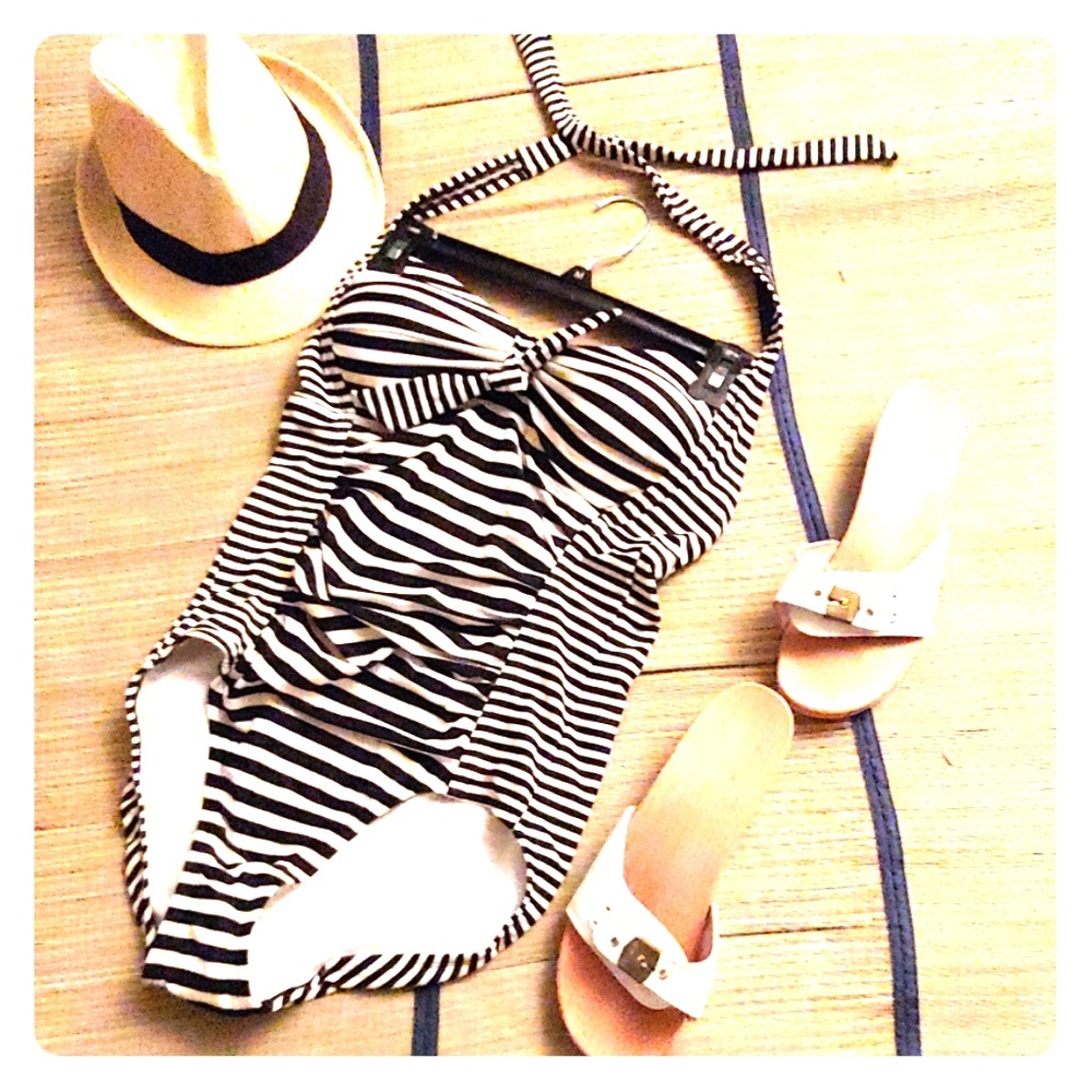 Very Cute Swimmingsuit NWOT